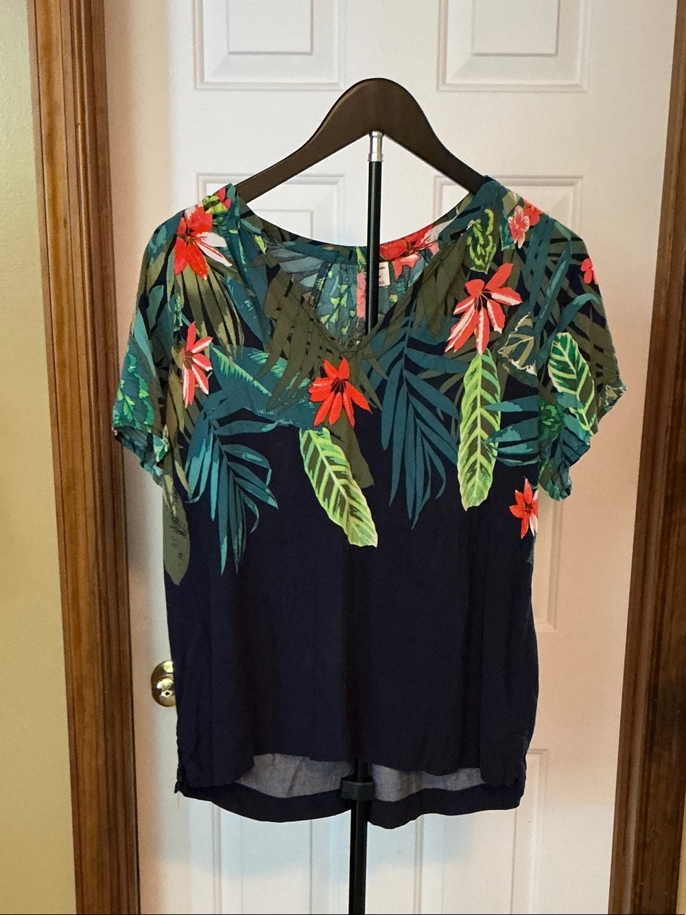 Old Navy Navy Tropical Floral Short-Sleeve v neck blouse